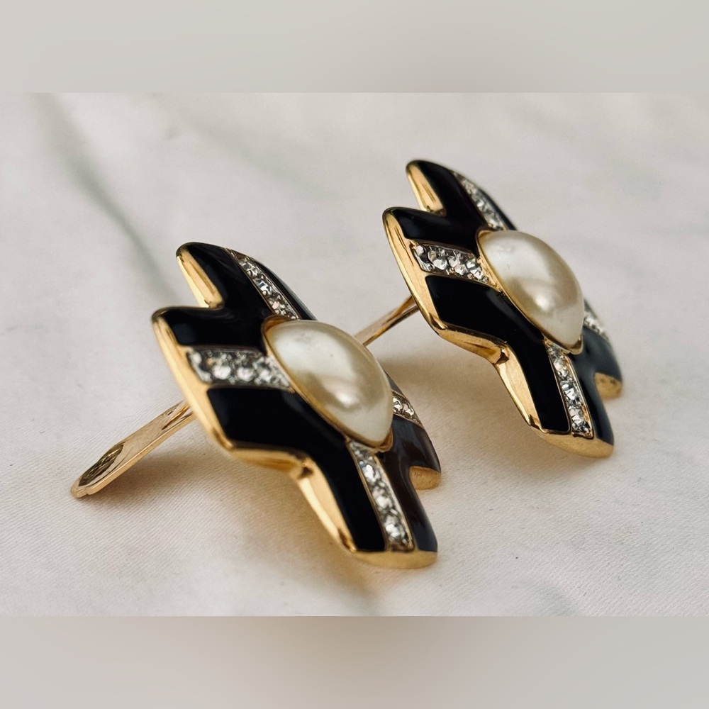 ESSEX Vintage Clip-on Earrings - Picture 3 of 5